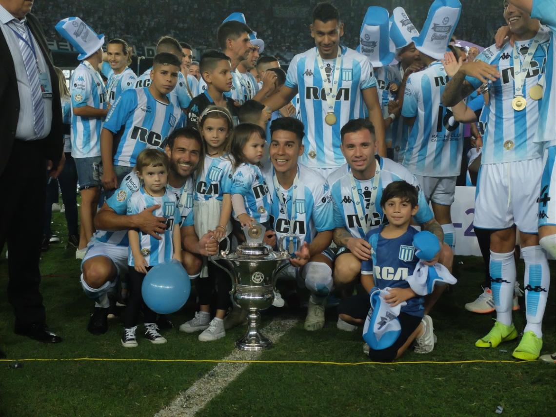 Imagen Siguen pasando los jugadores para tener su merecido recuerdo.