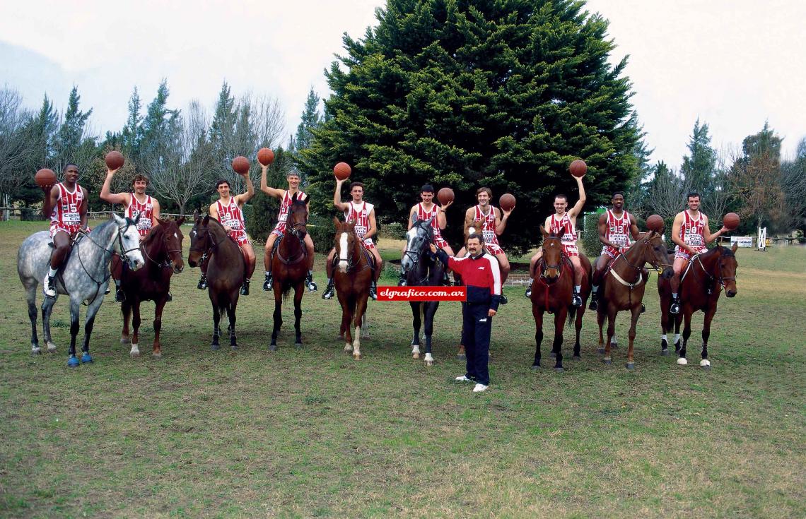 Imagen Otra producción fotográfica memorable de El Gráfico: el Independiente de Mario Guzmán galopó en La Pampa. Campeón 1995 desde General Pico. 