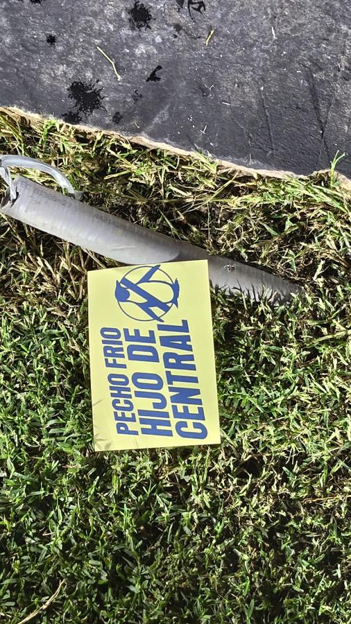 Imagen Los panfletos arrojados en el estadio de la Lepra. Foto: Gonzalo Colini