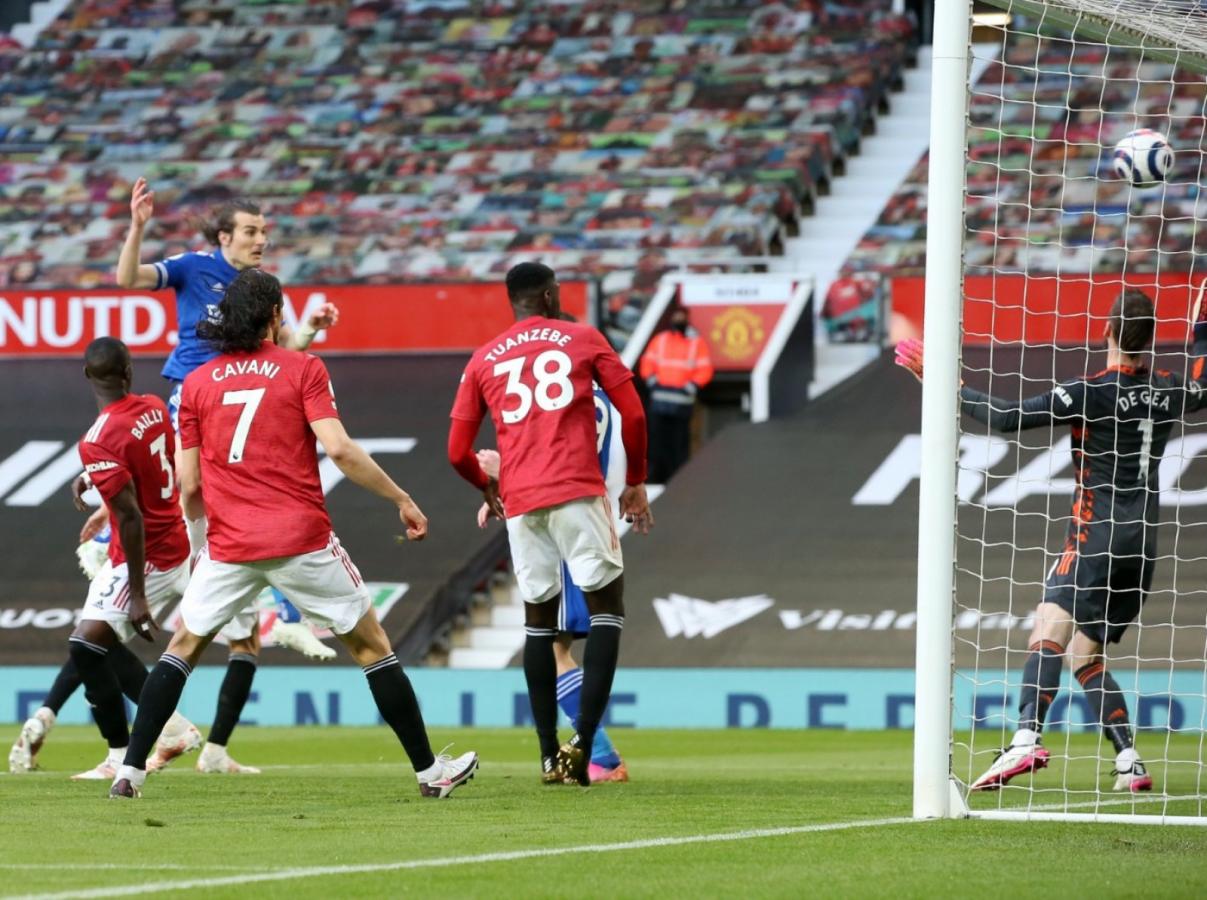 Imagen El gol que gritó media ciudad de Manchester. Soyuncu, de cabeza, pone el 2-1 final de Leicester en Old Trafford y le da el título al City.