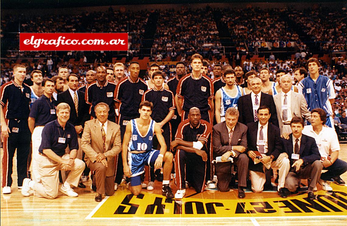 Integrantes de la delegación Argentina forman parte de la foto junto a los extraordinarios jugadores norteamericanos.