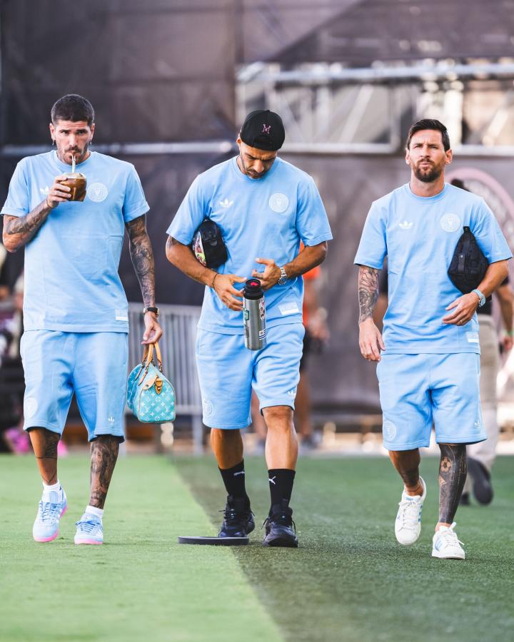 Imagen Inseparables: la armada rioplatense comparte mates y cancha.