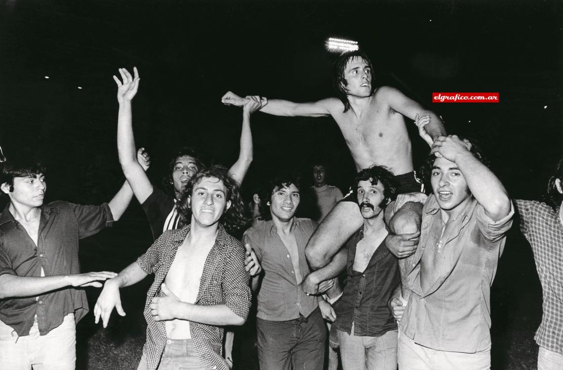 Imagen Vuelta olímpica, en andas de los hinchas. Fue partícipe en 2 de los 4 títulos que tiene Central (1971 y 1973).
