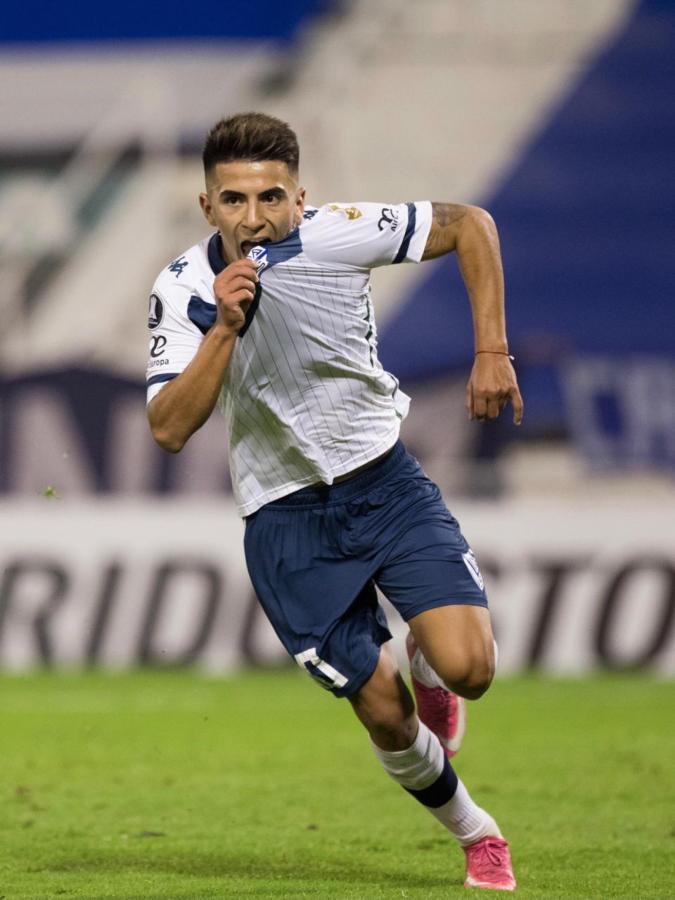 Almada celebra su tanto mordiéndose el escudo. Gran victoria del elenco de Pellegrino. Foto: @Vélez
