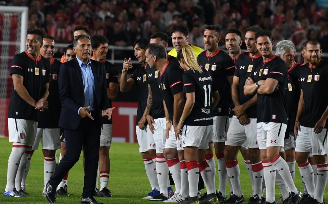 Miguel Angel Russo era el encargado de dirigir a uno de los equipos, el que usó la camiseta negra.