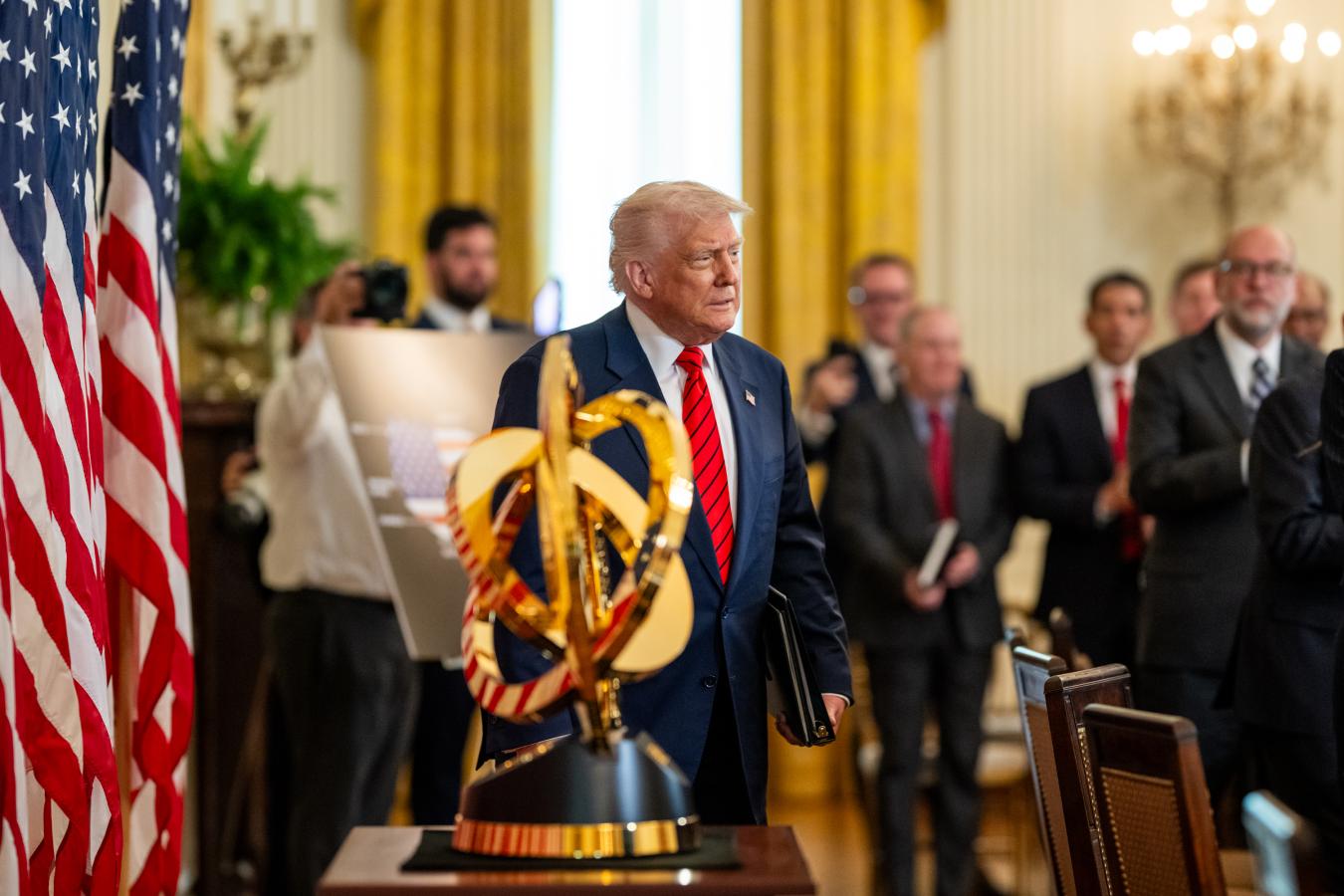 Imagen Trump y el trofeo del Mundial de Clubes en la Casa Blanca.