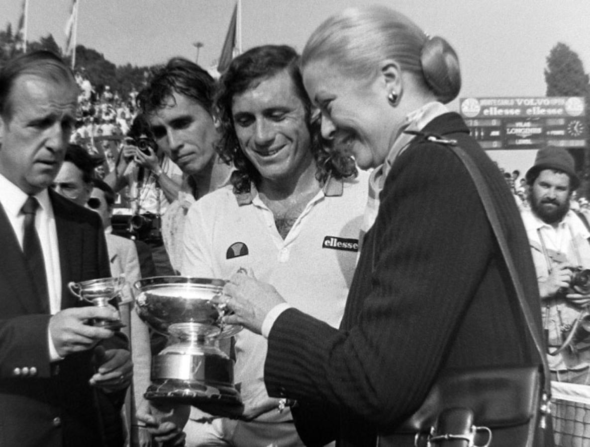 Imagen Guillermo Vilas, en la entrega de premios junto con la princesa Grace Kelly. Imagen: tenniscom.com
