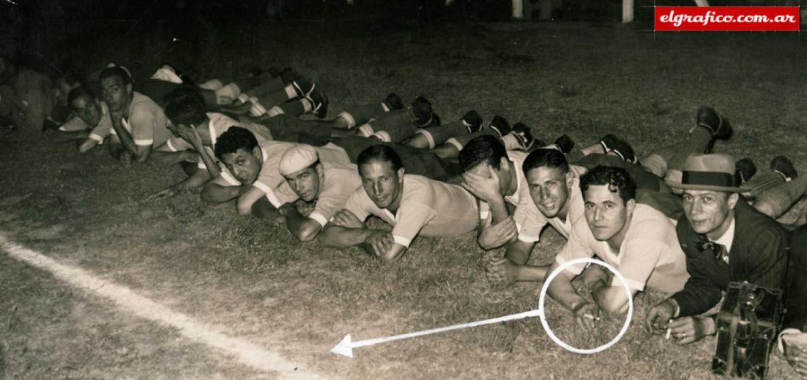 Imagen Bernabé Ferreyra pitando al borde del campo junto al resto de la selección en el Sudamericano 1937. Una brillante camada que, por decisiones dirigenciales o políticas, se perdieron los Mundiales 1934 y 38.