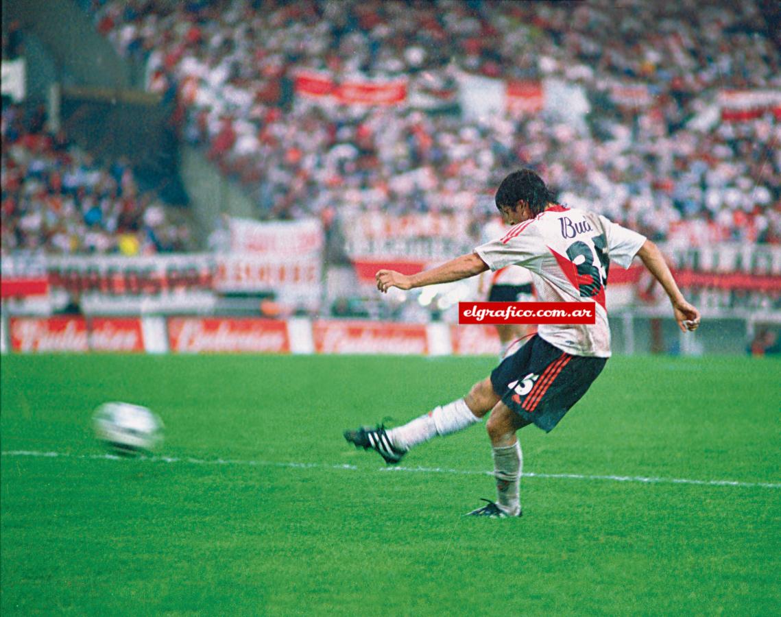 Imagen El chorigol. Para Domínguez fue un domingo inolvidable: debut en el Clausura, golazo y título.