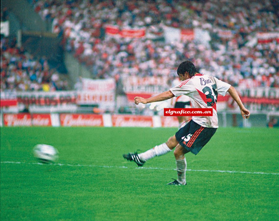 Imagen El chorigol. Para Domínguez fue un domingo inolvidable: debut en el Clausura, golazo y título. 