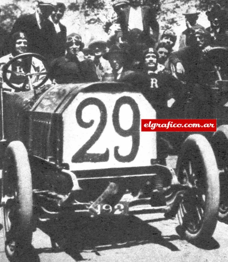 De todo hizo Florencio Parravicini, el inolvidable bufo (al lado del chofer del n°29). En los albores de los deportes mecánicos conquistó dos victorias en Alemania y pudo haber logrado una en Inglaterra, pero cuando le faltaba una vuelta no resistió el genio y detuvo el coche que iba en punta para hacerle un chiste al rey.