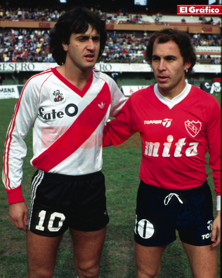Imagen Beto Alonso, de River, y Ricardo Bochini, de Independiente, con los primeros auspicios