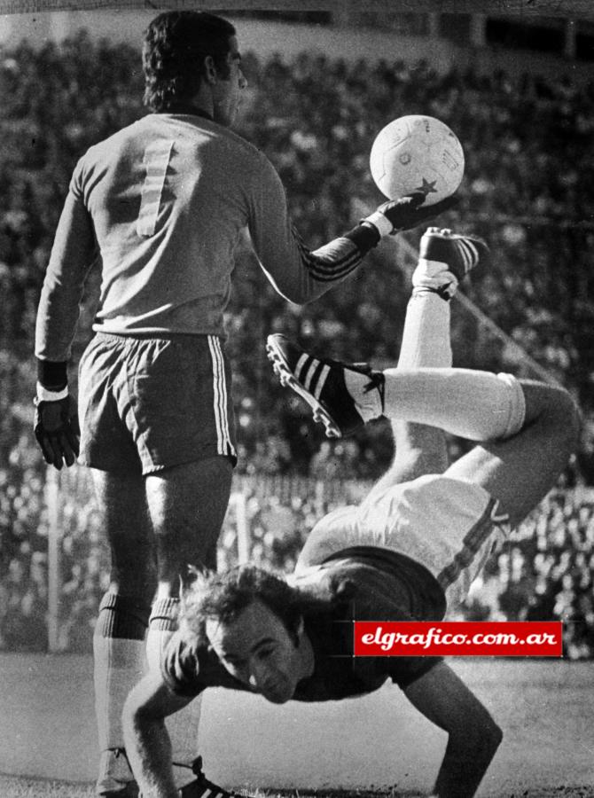 Imagen MAGIA. "Esta es una travesura del 'loco' Batey frente a Héctor Scotta, en la cancha de San Lorenzo. Esto demuestra definitivamente que el fotógrafo tiene que estar siempre muy atento a todo y no bajar los brazos. Yo me jubilé en 1977 Y aún hoy mantengo una norma: llegar bien tempranito y tener los ojos atentos. Es que a veces surge la foto y otras es el fotógrafo quien la sabe encontrar. Esta —además de todo— me divierte mucho". 