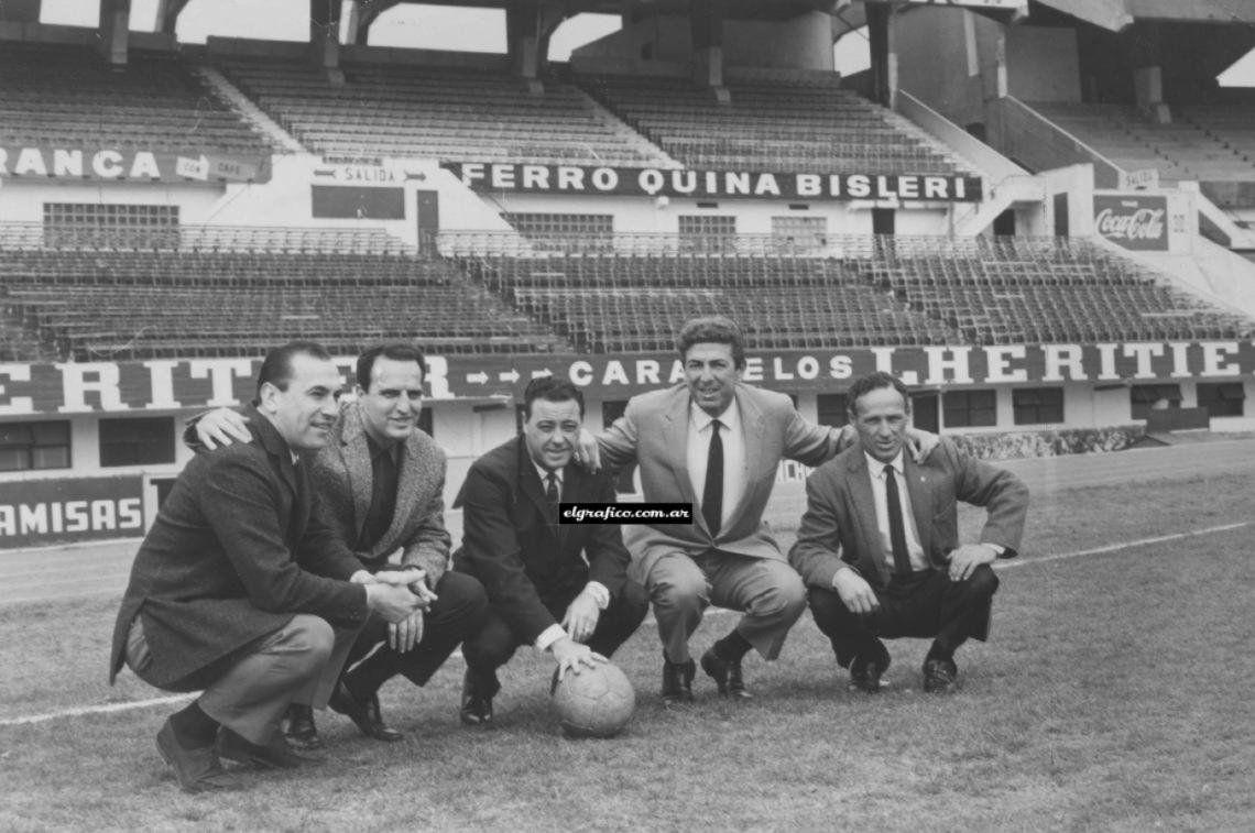 La delantera del '52 y el '53 reunida por El Gráfico en el ’67: Vernazza, Prado, Gómez, Labruna y Loustau. 