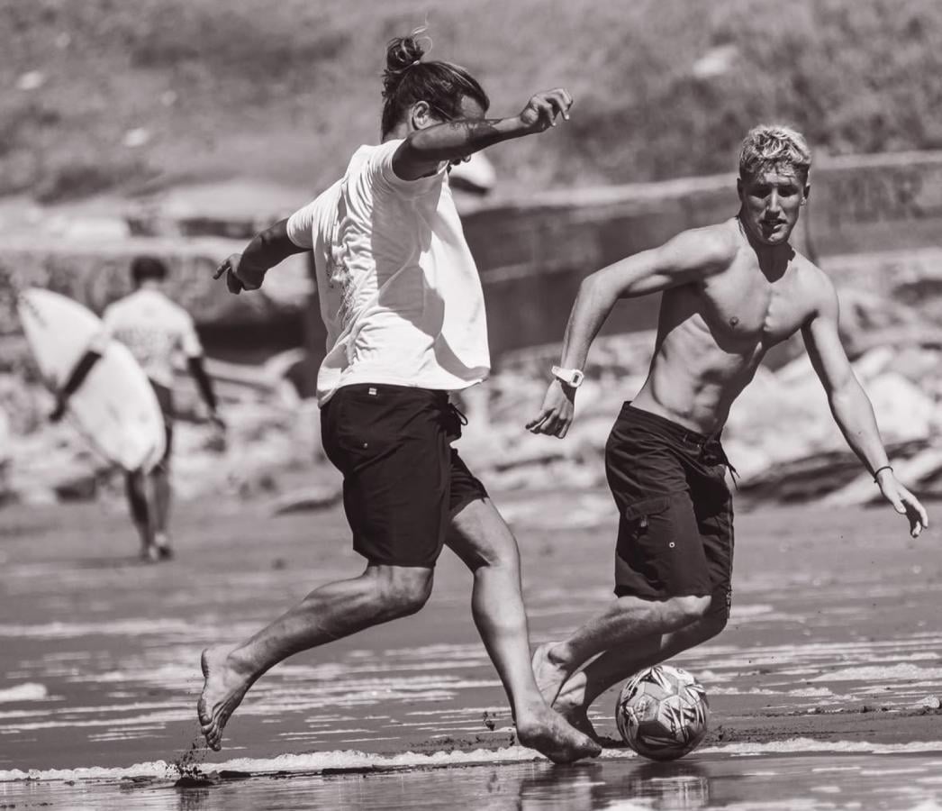 Imagen La pasión y energía de Thiago: también jugó al fútbol en la playa.