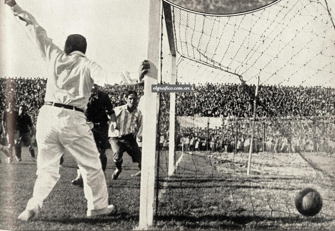 Imagen A los ocho minutos de juego, Racing abrió el score. Stagnaro ejecutó un foul, y la pelota cayó sobre el arco defendido por Sangiovanni, en donde se produjo un entrevero, llegando la ball a los pies de Perinetti, quien, al intentar pararla, efectuó una especie de medio centro. Atropellaron varios delanteros visitantes correspondiéndole a Mellone el honor de introducirla en el arco.