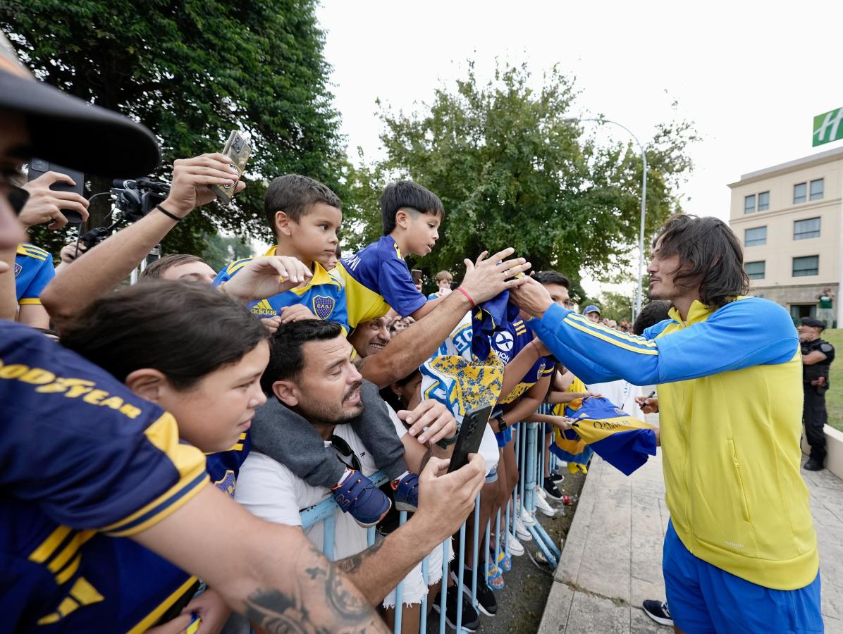Imagen Cavani, junto a los hinchas que esperaron al plantel de Boca en Córdoba.