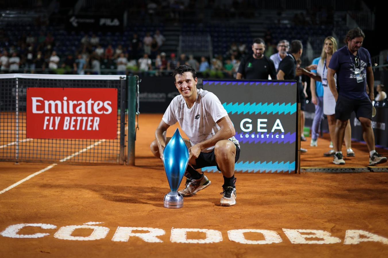 Imagen Luciano Darderi, con su primer trofeo de ATP en manos.