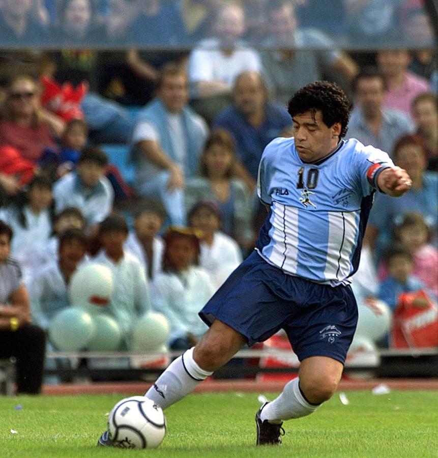 Imagen Maradona y la pelota, un amor para toda la vida (AFP)
