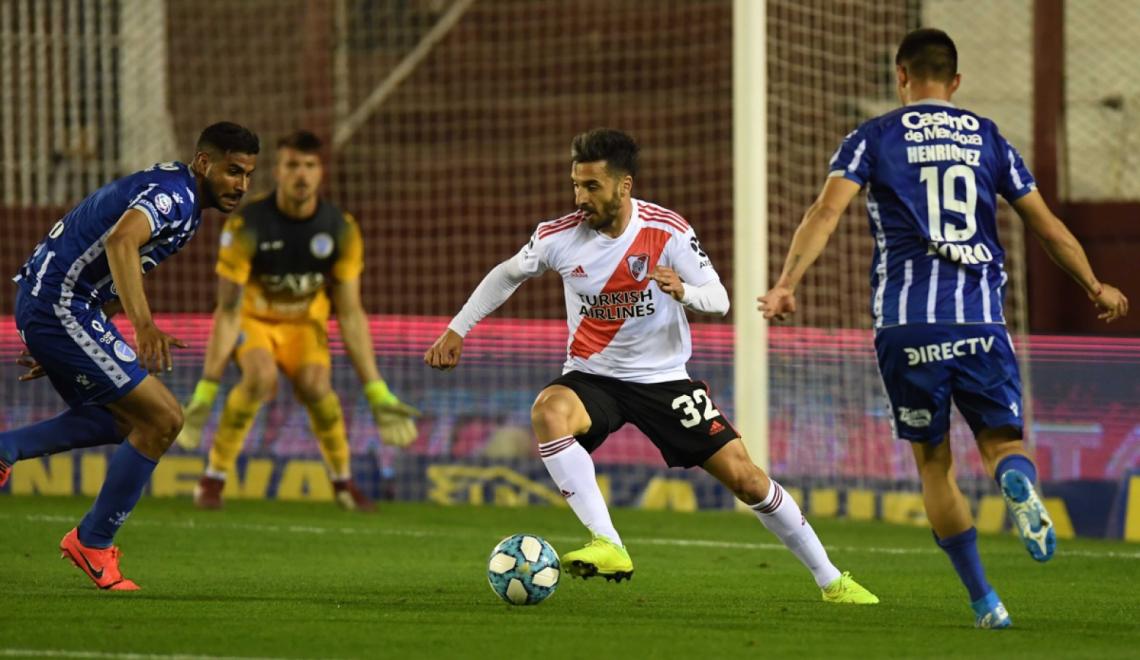 Scocco, está jugando sus primeros minutos luego de una lesión muscular que lo marginó algunos meses de las canchas.