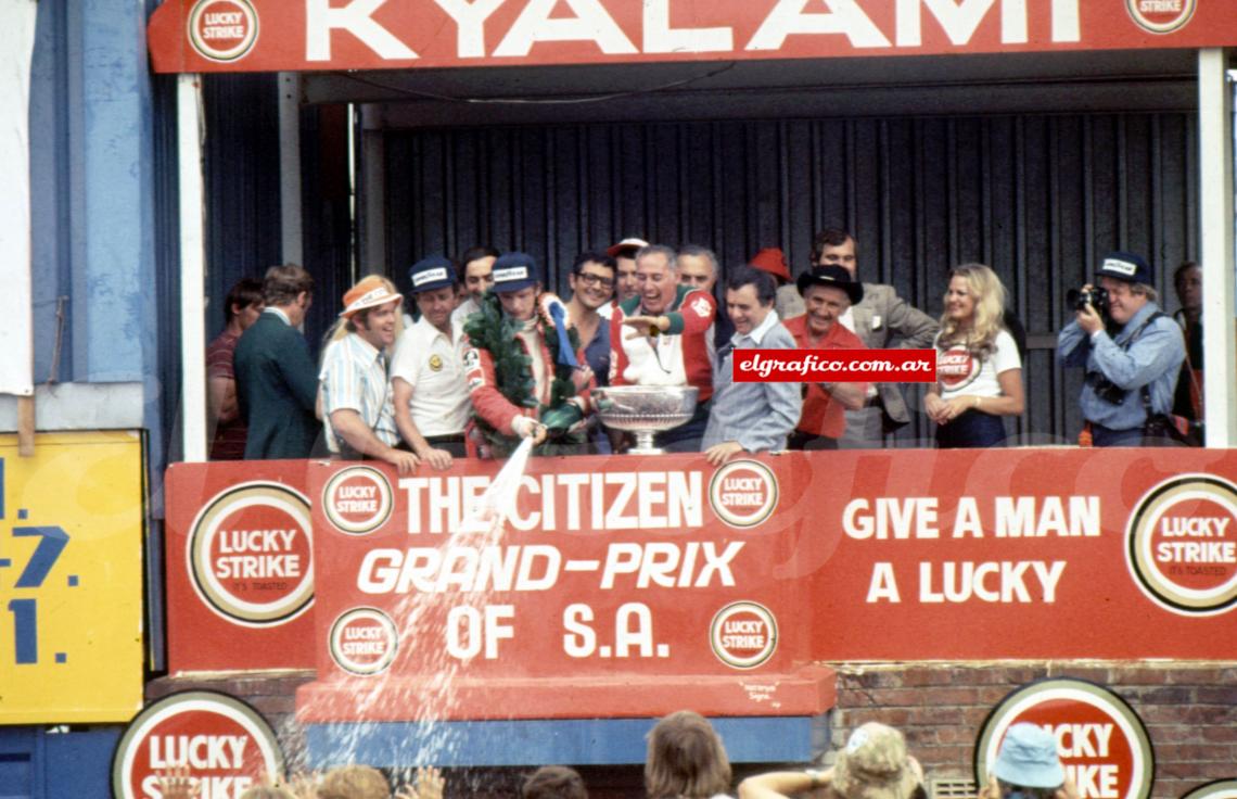 Lauda celebra una de sus 25 victorias.