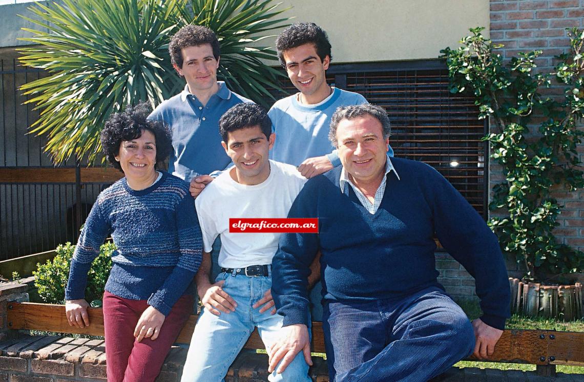 Imagen En familia. Mamá, papá Rubén y sus dos hermanos, uno de ellos fana de Boca.