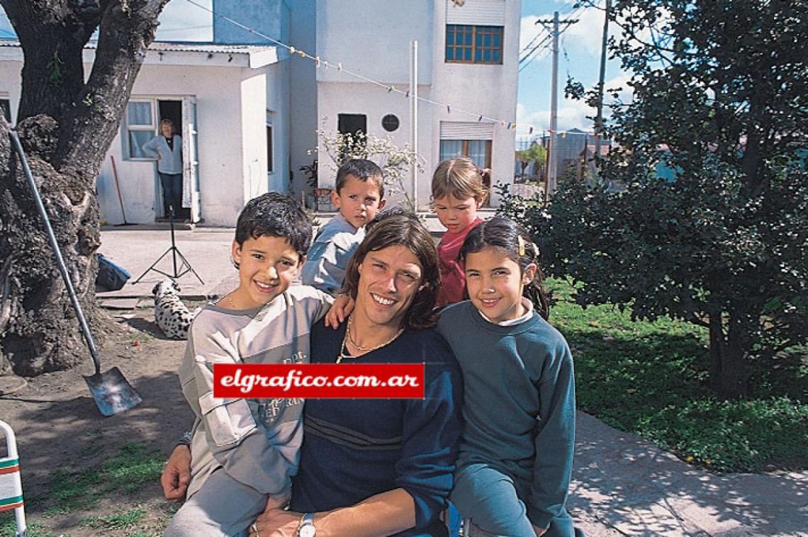 Imagen En el patio de su casa, rodeado por la tribu que integran sus cuatro sobrinos: Nahuel, Ayelén, Jerónimo y Joselina.