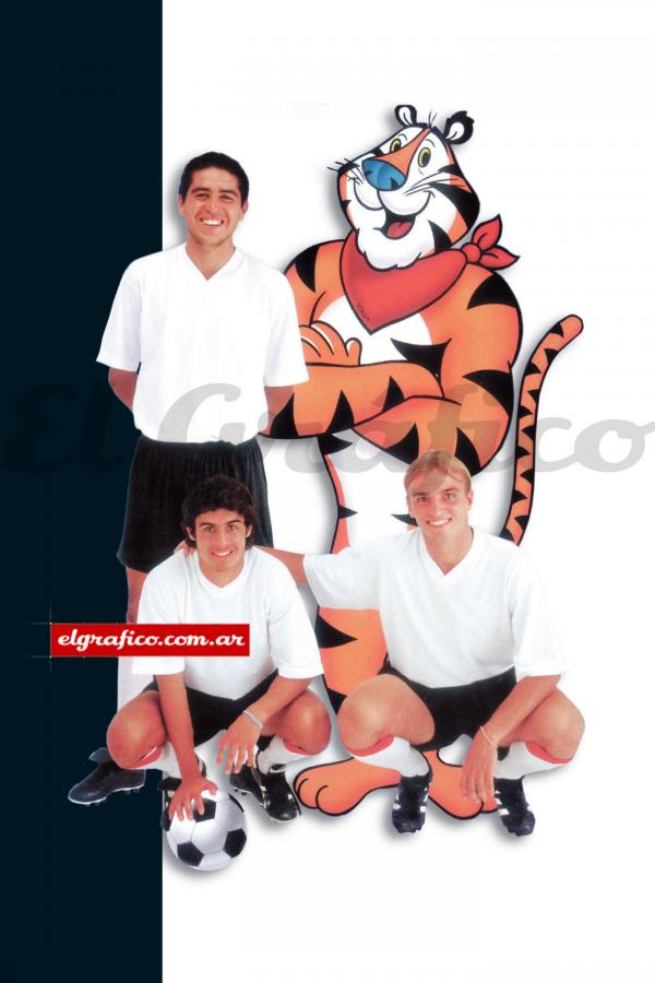Imagen Los juveniles Riquelme, Cambiasso y Aimar posan con el tigre de Kellog’s. Son chicos y comen cereales.