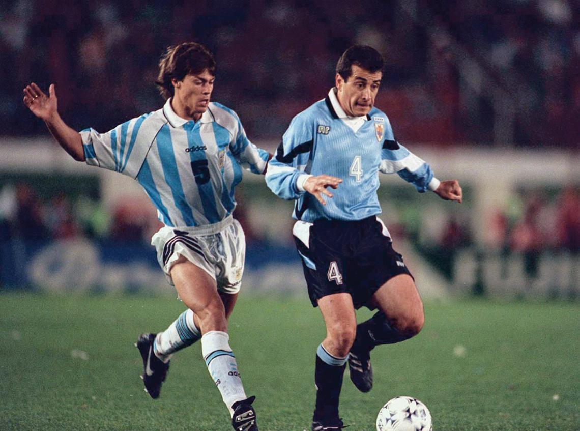 Imagen con la Celeste, en el 97, ante Argentina, superando a Almeyda.