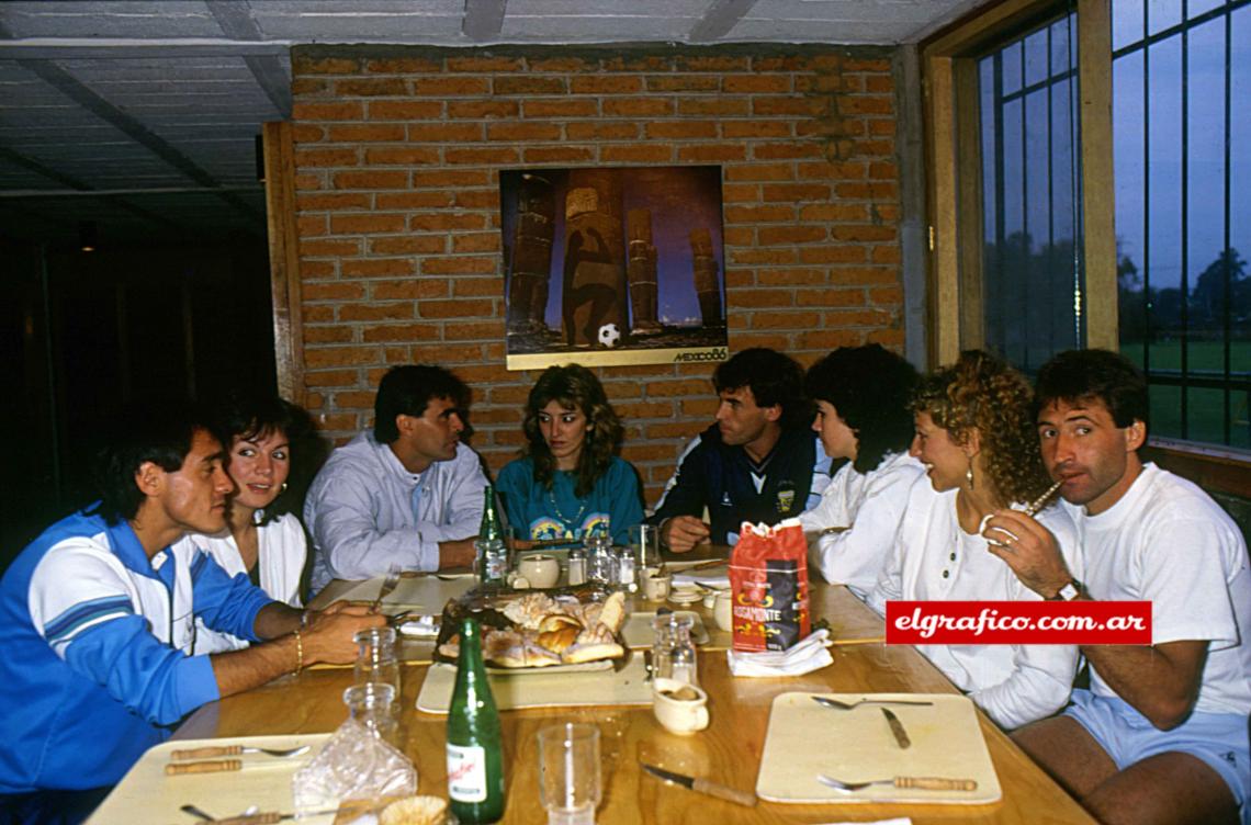 Imagen 1986. Otra mateada en México, esta vuelta con facturas, antes de traer la Copa Del Mundo. Pasculli, Brown, Pumpido y Garré, acompañados por sus respectivas parejas.