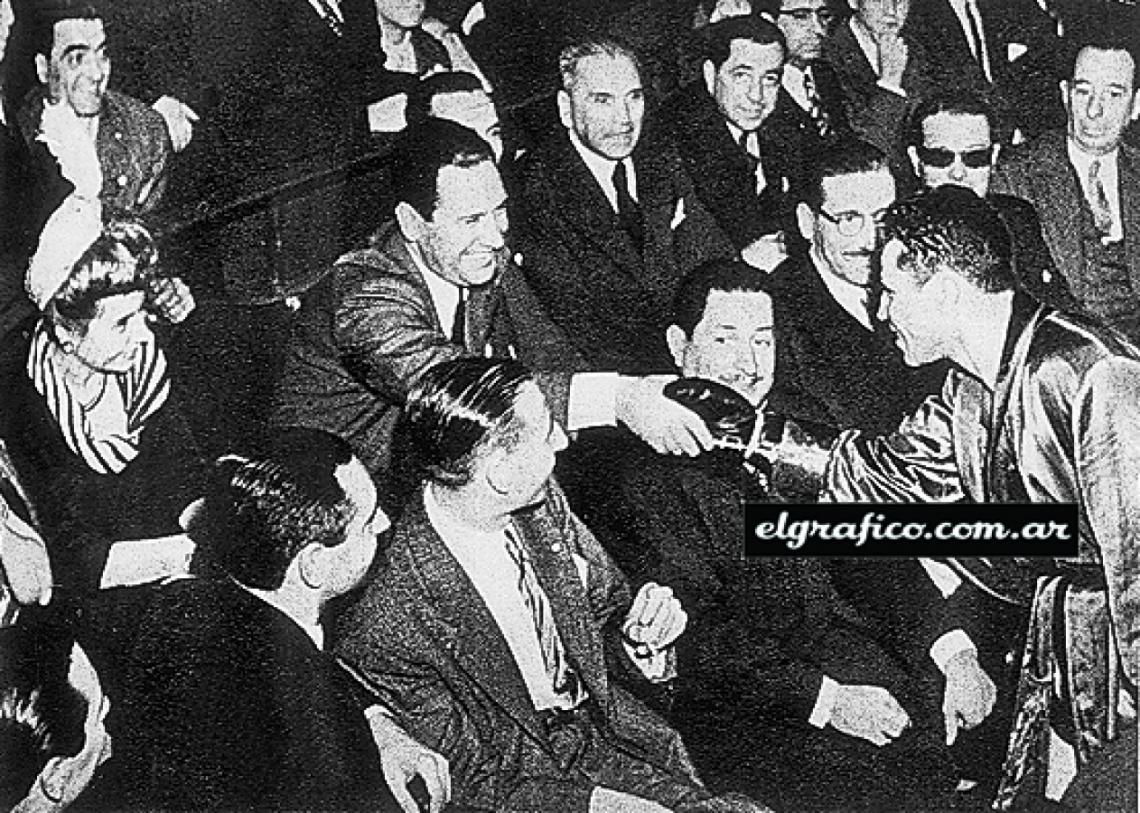 Imagen Gatica y Perón. El Mono, un ocurrente en todo, inventó aquello de: “Mi general, dos potencias se saludan”. Evita era hincha de José María.