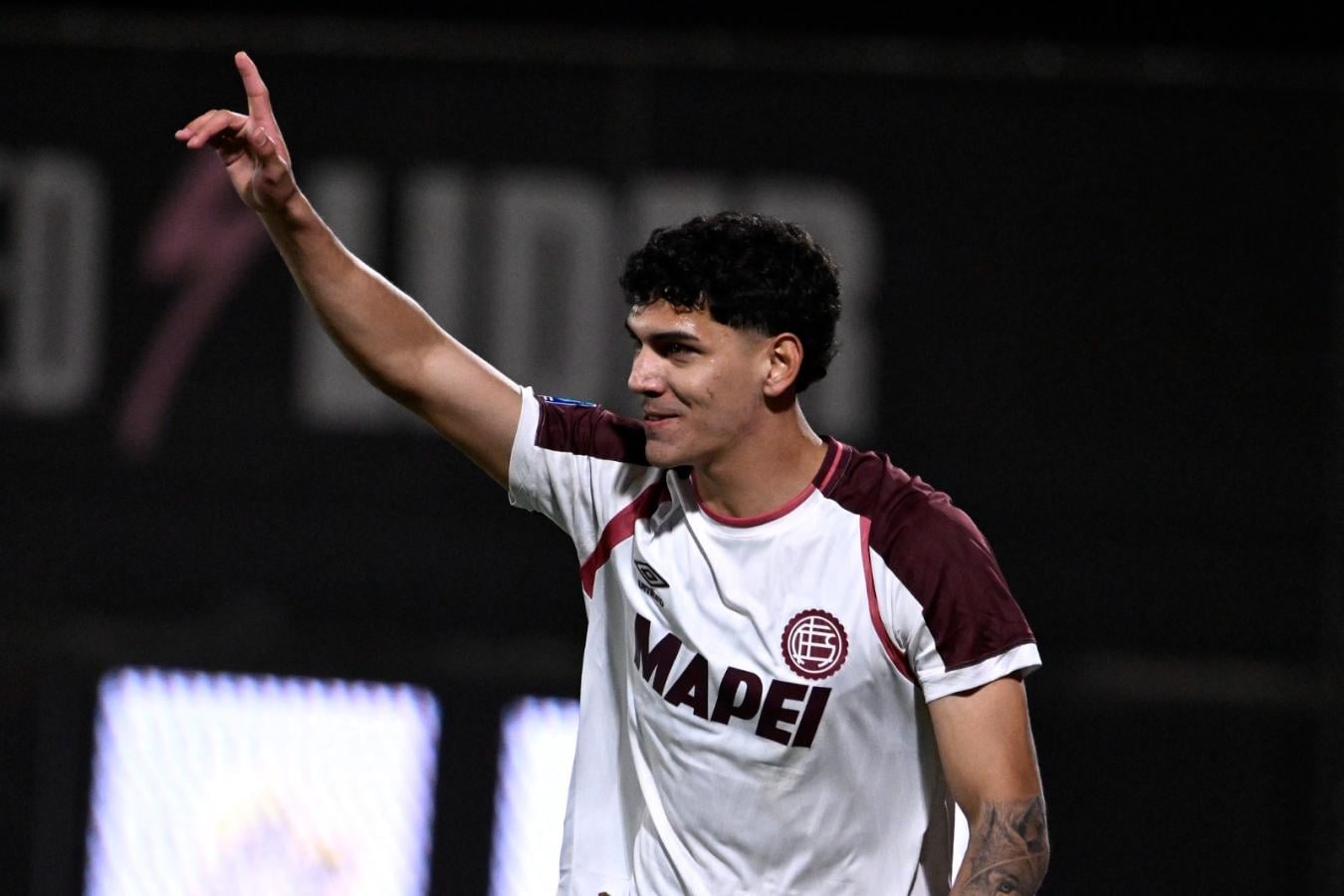 Imagen de Lanús goleó a domicilio a Deportivo Riestra y se acomodó en la zona A