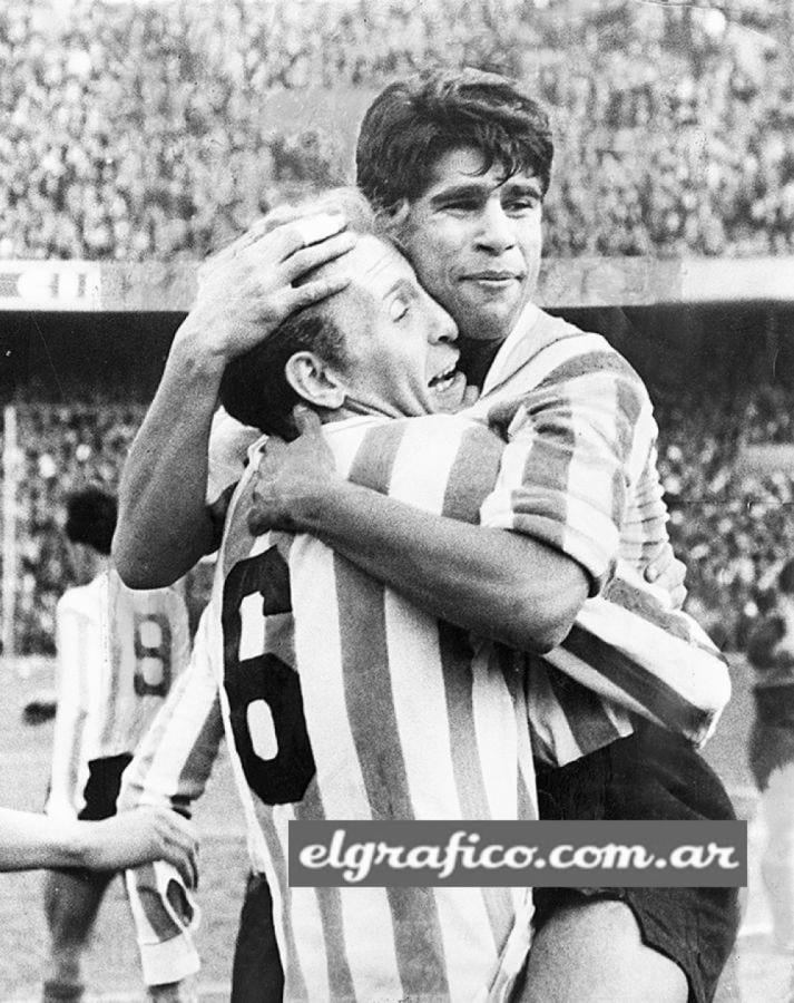 Imagen Abrazado a su ídolo y consejero, Federico Sacchi.