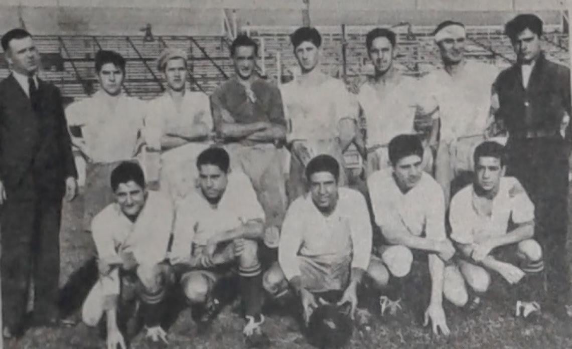 Imagen Cuarta división “de la mañana” ¿Hace falta que les diga que soy el segundo de los agachados, de izquierda a derecha? La foto está tomada de la vieja cancha de Alvear y Tagle.