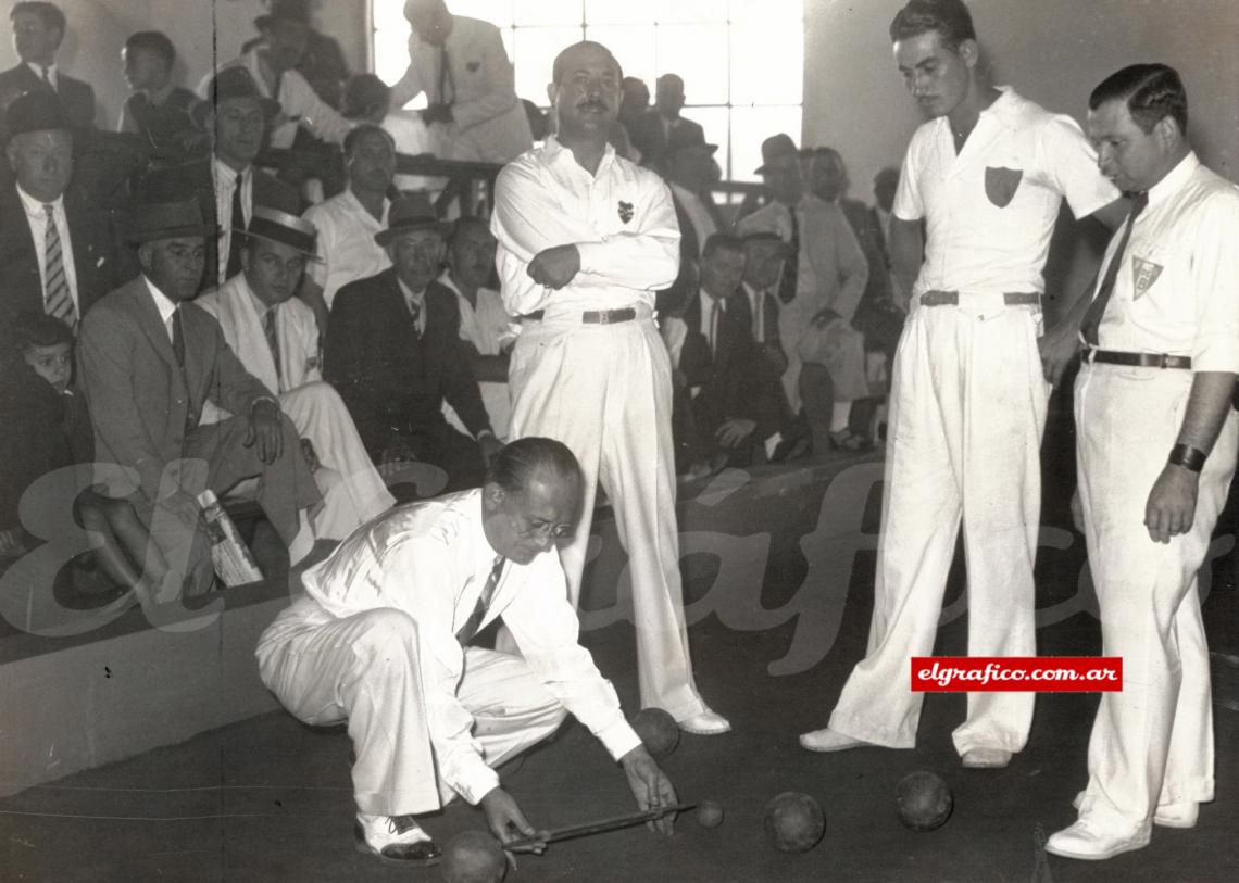 Imagen 1942. Partido entre Primo Rossi (Morón) y Rodrigo Illescas (La Rana), donde ganó Rossi por 18 a 14. Notari es el juez que está midiendo.