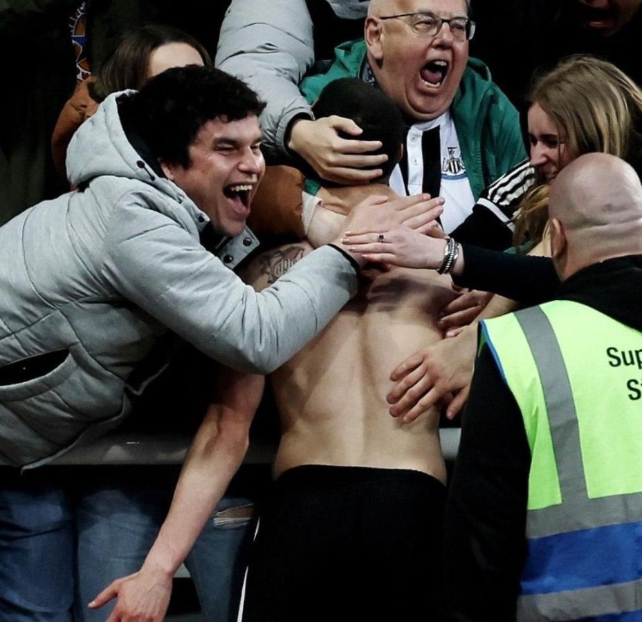 Imagen Miguel Almirón, el cariño de los hinchas de Newcastle y su tatuaje de River.