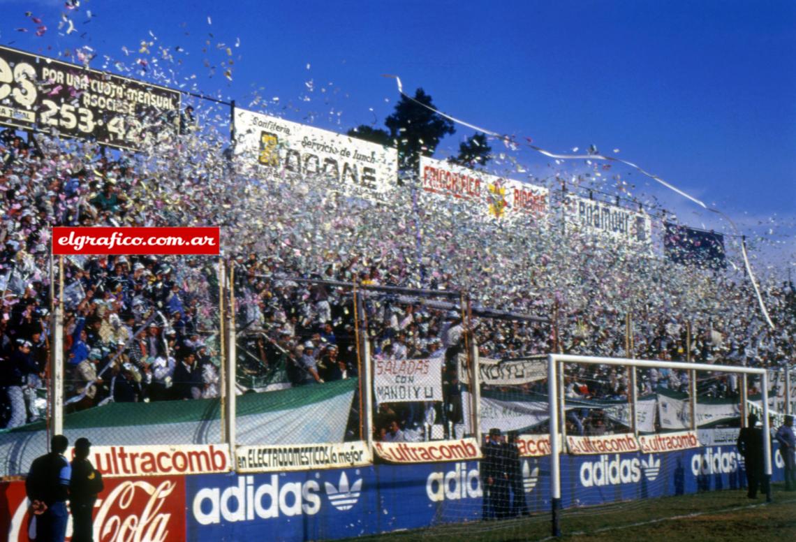 Imagen La impresionante recepción que le tributó en Quilmes la hinchada correntina a su equipo. "¡Mandiyú porá!" (en guaraní significa lindo) fue el grito predominante. El gran choque produjo 171.000 australes de recaudación. 