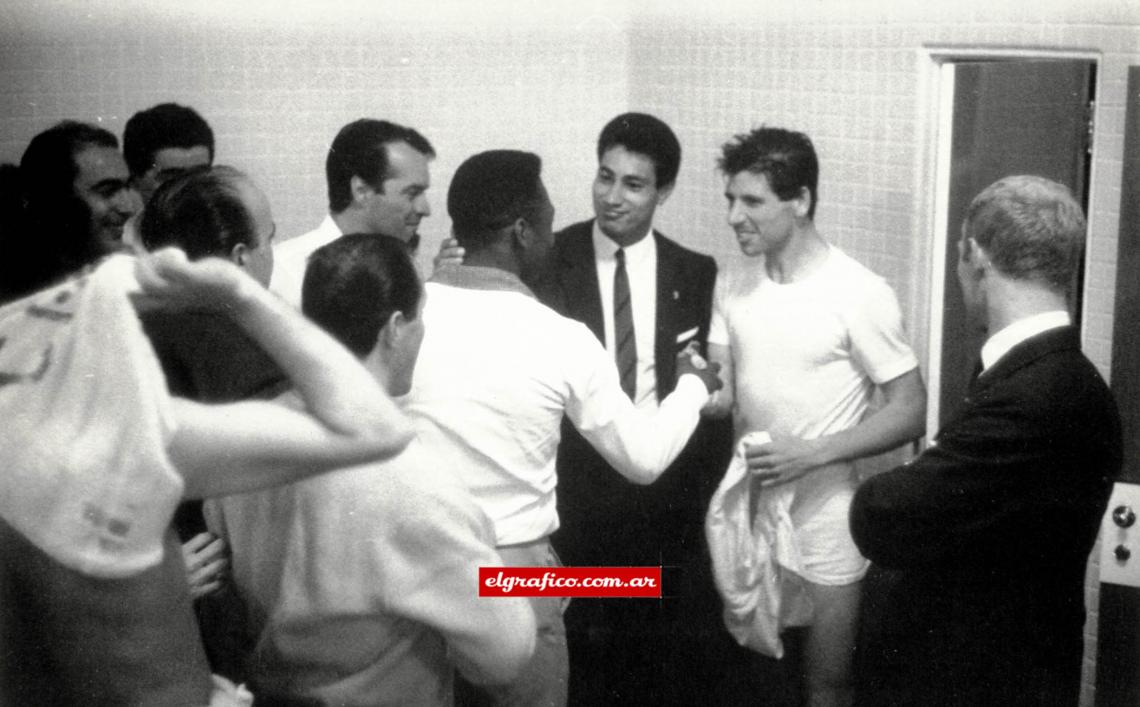 Imagen Pelé en el vestuario visitante saludando a sus colegas. Todo un caballero.