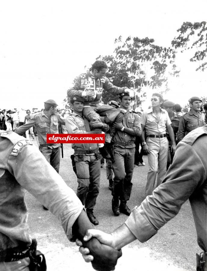 Imagen 1976. G.P. BRASIL. Curiosa manera de trasladar al ganador tiene la policía de Interlagos. Niki ganó con mas de 20 segundos de ventaja sobre el segundo. FOTO: HUMBERTO SPERANZA.