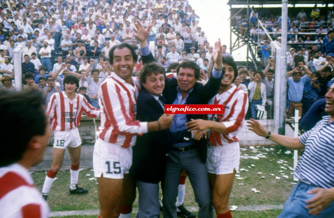 Imagen La explosión del técnico, Nelson Pedro Chabay, los brazos en alto, junto a Monteros, el doctor Martín Boada y Luis Moreno. San Martín produjo un hecho único: jugará en Primera