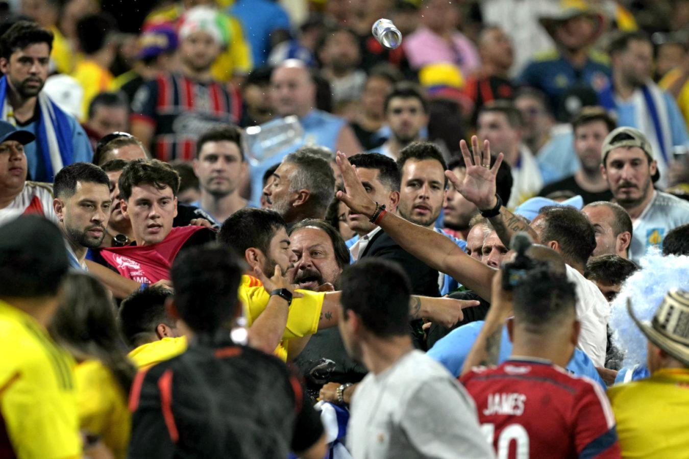 Imagen Hasta los futbolistas uruguayos participaron de los incidentes en las tribunas.