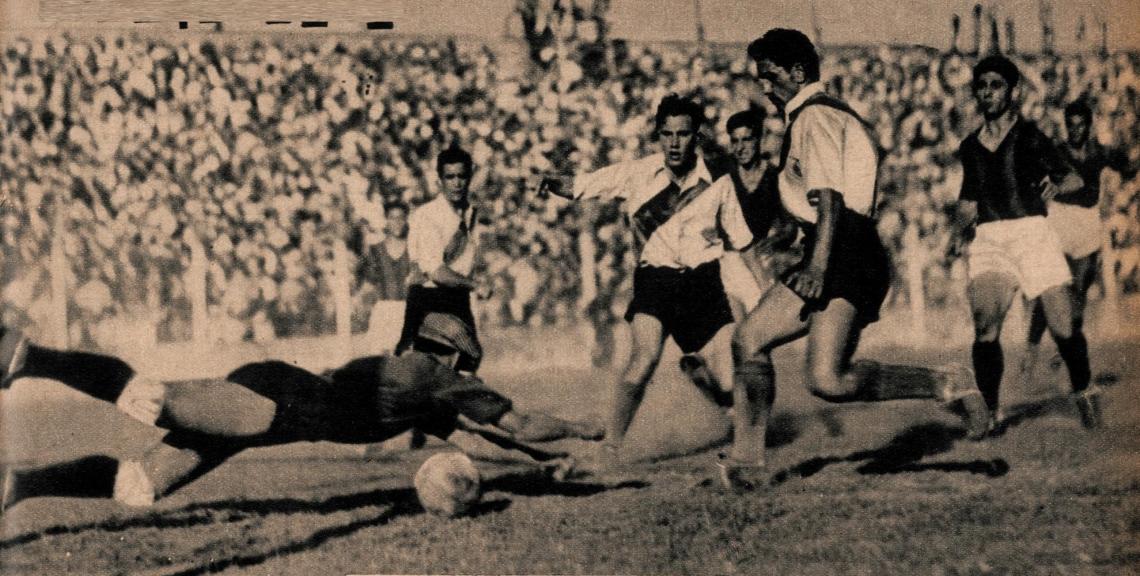 Imagen En una de las numerosas cargas de River Plate, Malvino se tira a destiempo, frente a Moreno y Vaschetto, pero la pelota quedará aprisionada bajo su cuerpo.