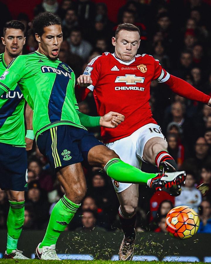 Imagen Rivales dentro y fuera de la cancha: Van Dijk y Rooney mantienen una disputa pública.