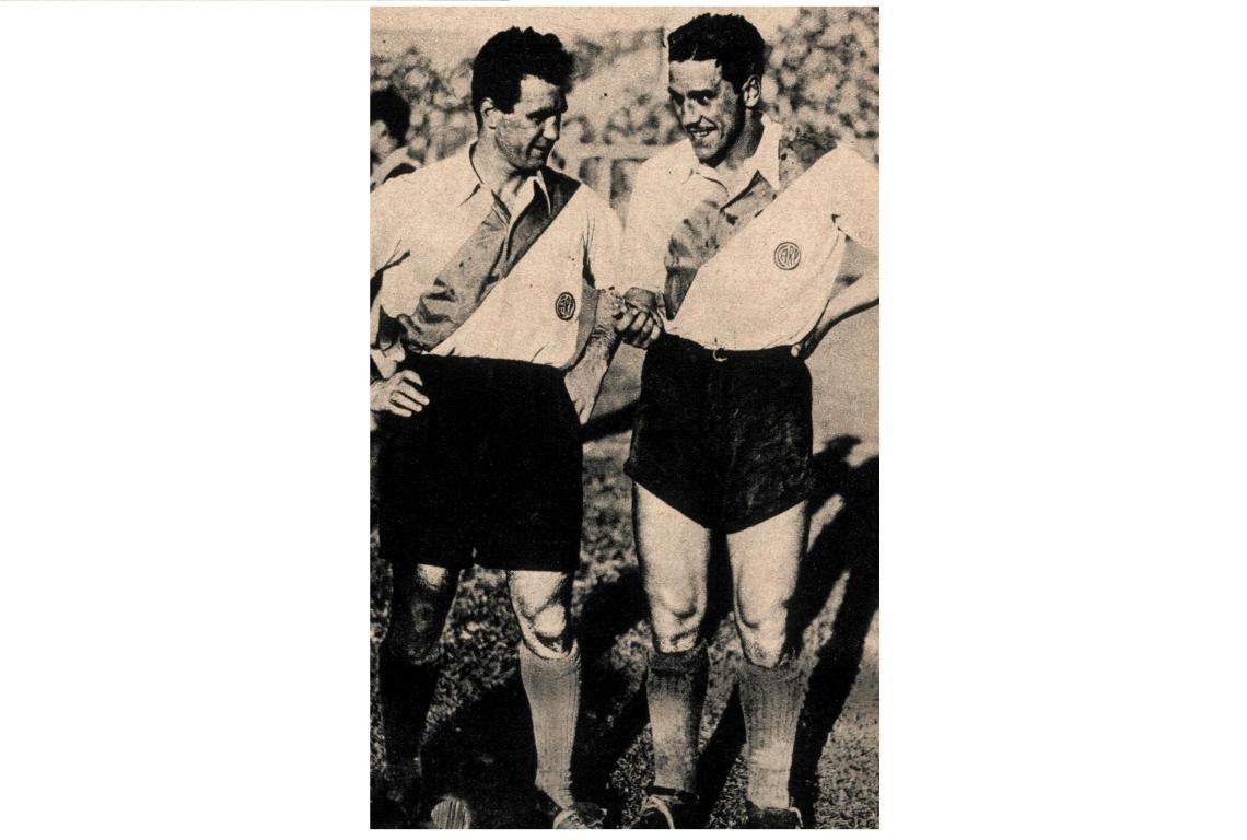 Imagen Carlos Peucelle y José Moreno. Además de señalar cinco goles entre ambos, fueron las dos figuras descollantes del quinteto riverplatense y de la cancha.