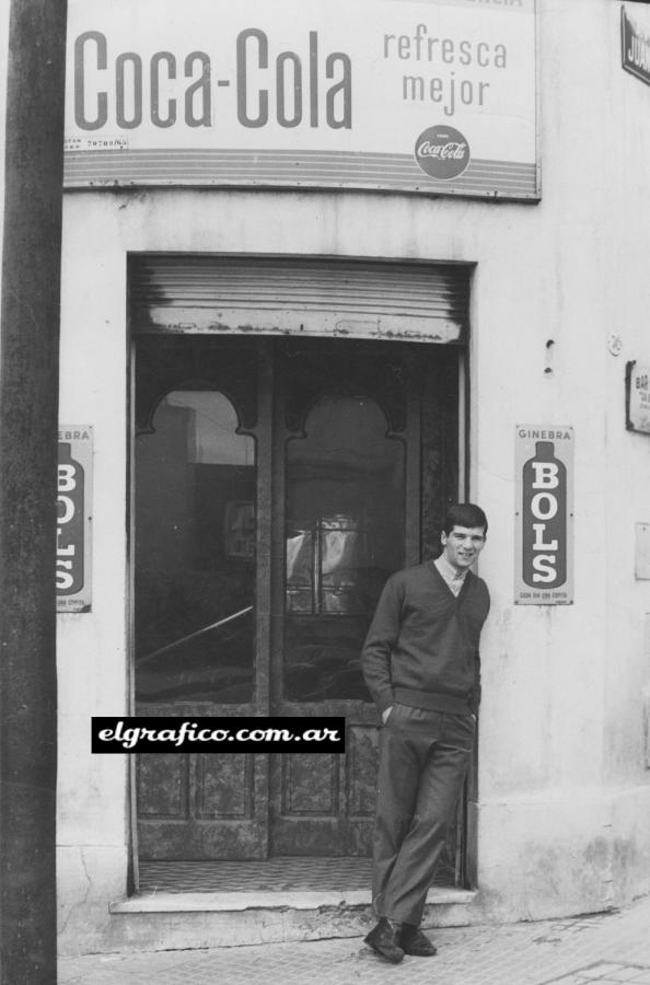 Imagen El Bambino en la puerta del bar.