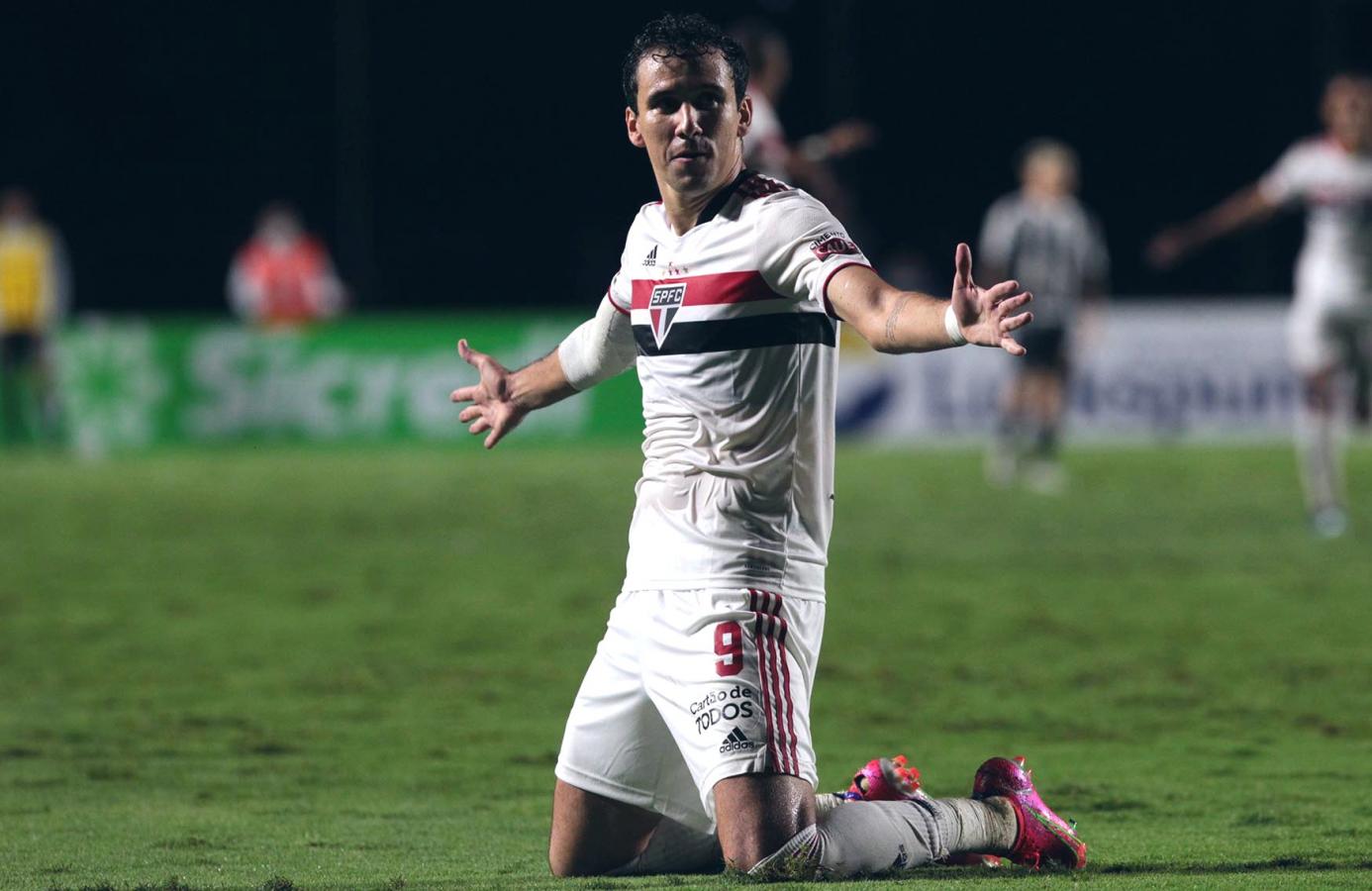 Imagen Pablo es la cara del gol para São Paulo. El delantero marcó uno de los cuatro tantos en la goleada ante Santos.