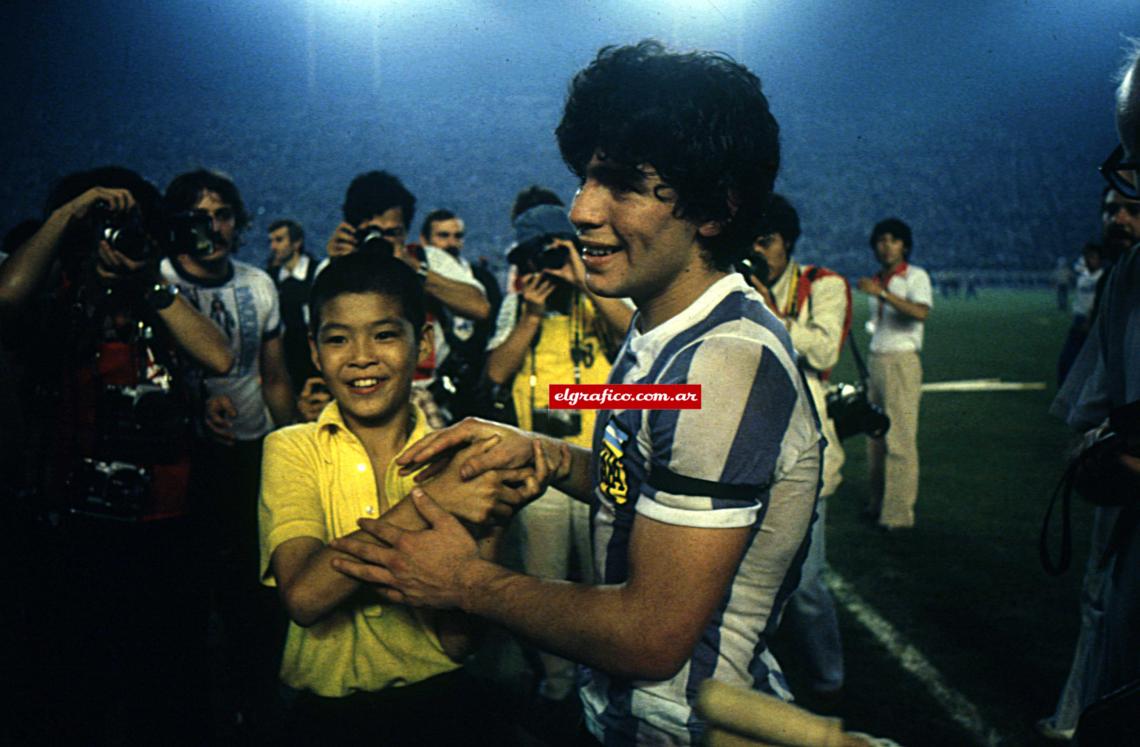 Imagen Diego saluda a un nene japonés. Todos querían estar cerca del astro.