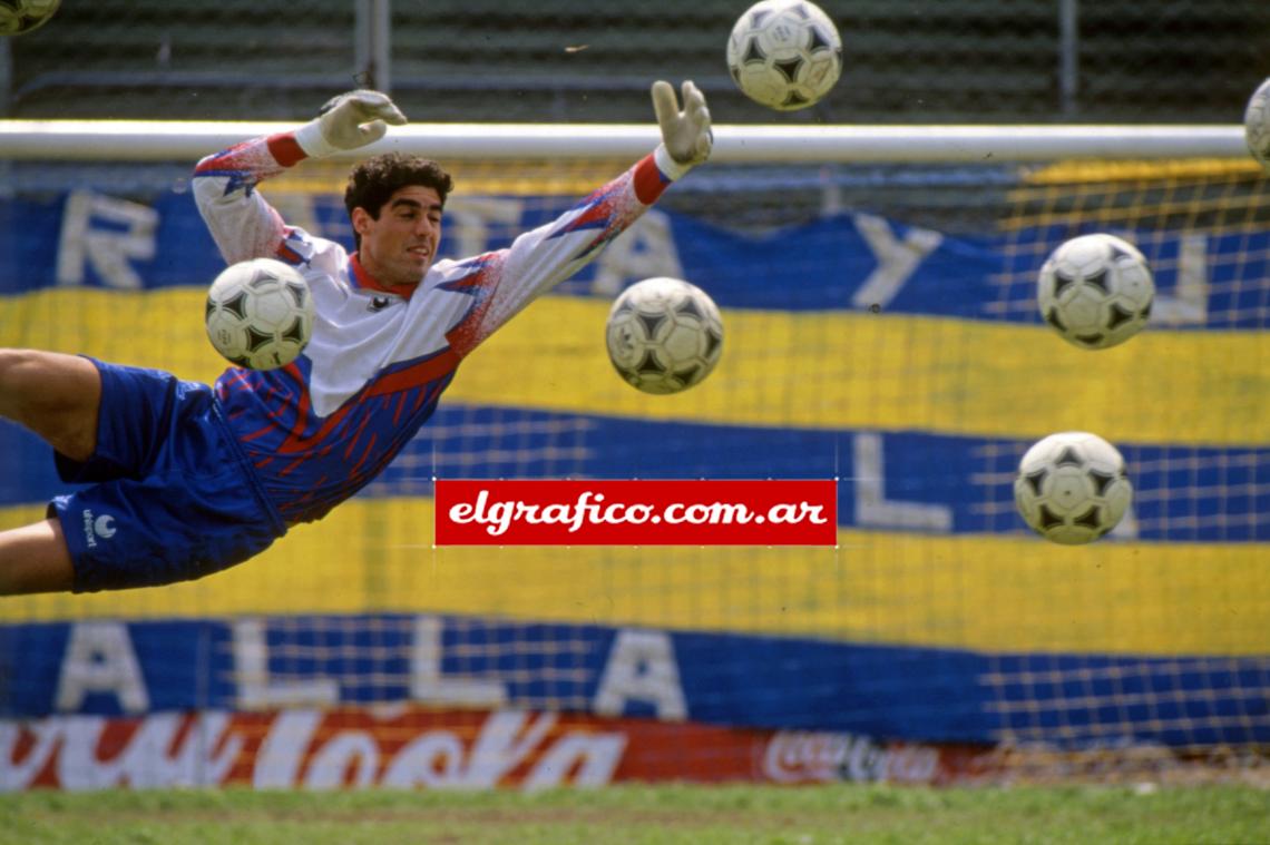 En 1994 atravesaba un gran presente en Rosario Central. El Gráfico decidió, mediante una producción fotográfica, mostrarlo como un arquero imbatible.