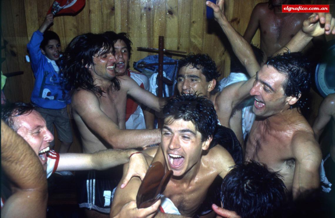 Imagen La locura de Spontón, Sergio Berti, Hernán Díaz, Higuaín y Zapata. El fotógrafo de El Gráfico ingresa en el vestuario de River y inmortaliza la felicidad de los flamantes campeones 1991. 