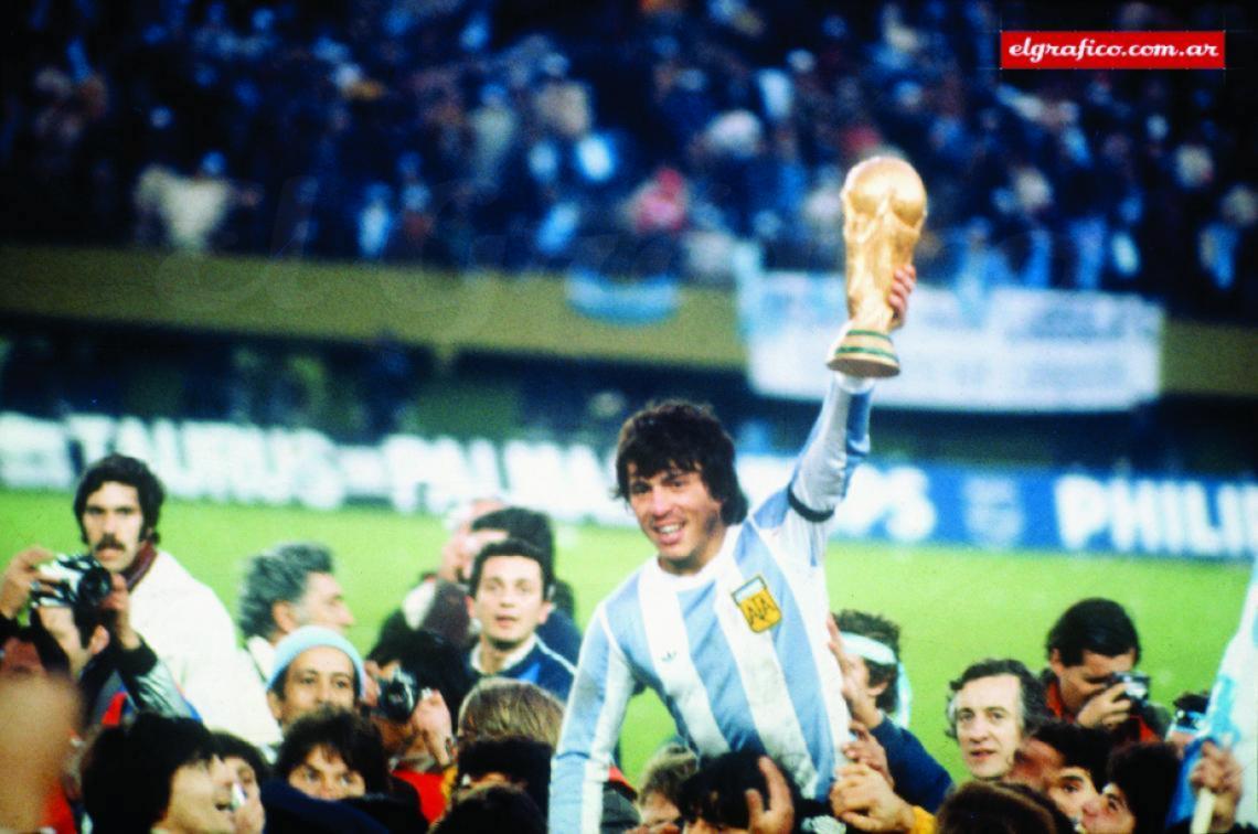 Imagen El capitán Passarella cumple momento soñado por generaciones de futbolistas argentinos: llevar en andas la Copa Mundial en las manos.